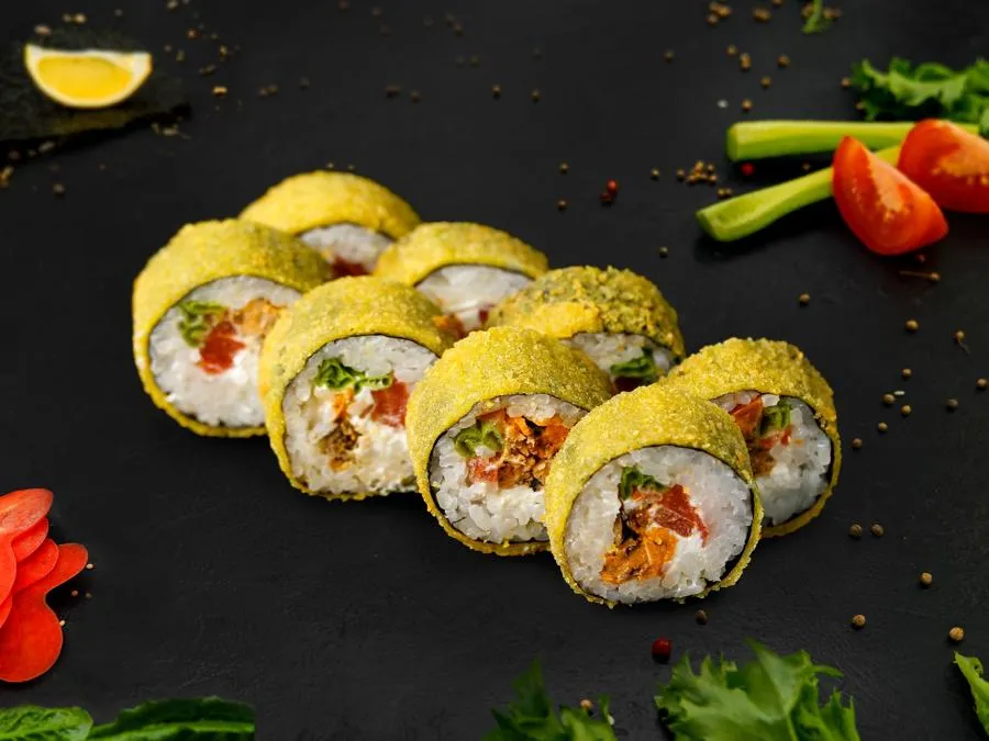 Горячий ролл с мидиями